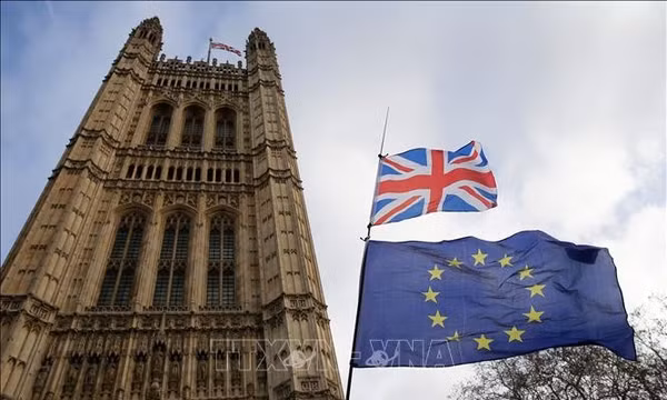 Cờ Anh (phía trên) và cờ Liên minh châu Âu EU (phía dưới) bên ngoài tòa nhà Quốc hội ở London, Anh. Ảnh: THX/ TTXVN