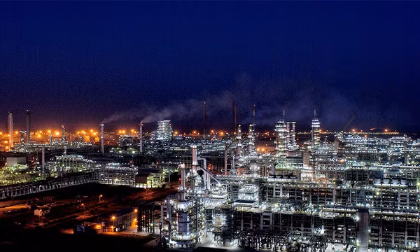 Tổ hợp nhà máy lọc dầu Jamnagar thuộc tập đoàn Reliance Industries của tỷ phú Mukesh Ambani. Ảnh: Wikimedia Commons