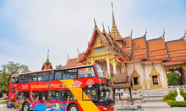Xe bus 2 tầng chạy qua Chùa Chalong, ngôi chùa nổi tiếng tại Phuket. Ảnh: TTXVN