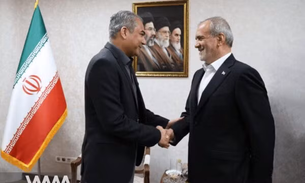 Tổng thống Iran Masoud Pezeshkian gặp gỡ Bộ trưởng Nội vụ Pakistan Mohsin Naqvi tại Tehran. Ảnh: WANA