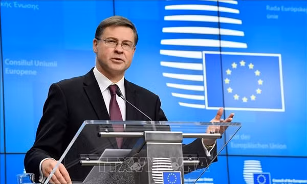 Ủy viên Kinh tế EU Valdis Dombrovskis. Ảnh: AFP/ TTXVN (Không được phép chia sẻ và sử dụng bởi bên thứ ba)