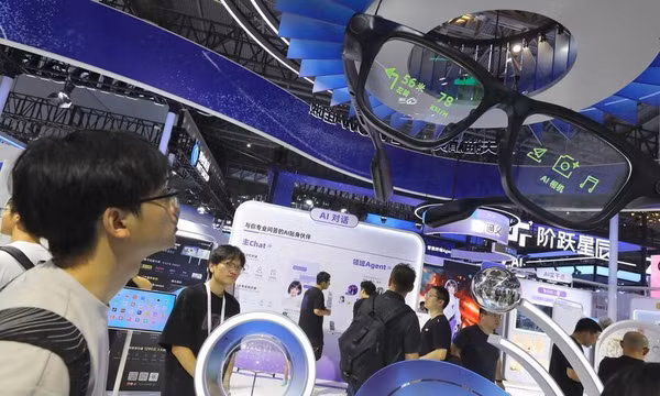 Khách tham quan xem gian hàng trưng bày kính thông minh tích hợp trí tuệ nhân tạo (Kính AI) tại Trung Quốc. Ảnh: Tân Hoa Xã