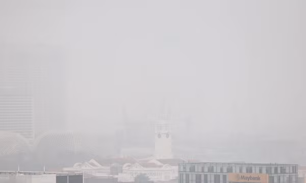 Hình ảnh khói mù tại Singapore. Chỉ số PSI tại Singapore đạt mức cao nhất ở phía Tây là 212 - thuộc mức rất không lành mạnh theo thang phân loại chỉ số vào trưa ngày 15/10/2026. Ảnh: The Straits Times