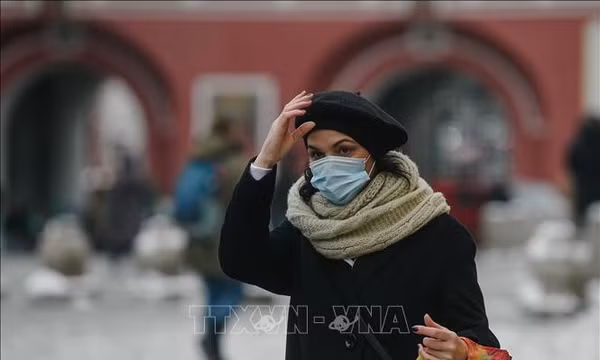 Người dân đeo khẩu trang tại Moskva, Nga. Ảnh tư liệu: THX/TTXVN