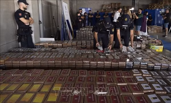 Hình minh hoạ cảnh sát Tây Ban Nha thu giữ ma tuý cocaine. Ảnh: AFP/TTXVN (Ảnh không cho phép bên thứ ba khai thác, chia sẻ lại)