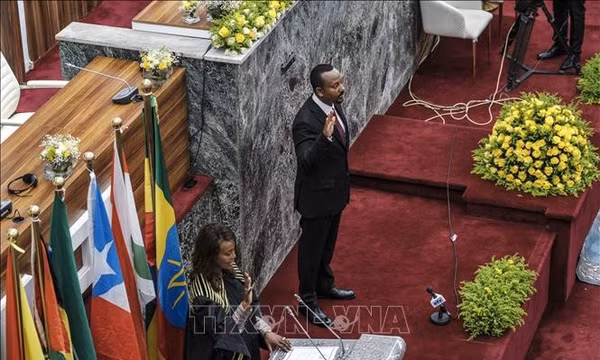 Thủ tướng Ethiopia Abiy Ahmed (phải) tuyên thệ nhậm chức trước Quốc hội tại Addis Ababa năm 2021. Ảnh: AFP/ TTXVN (Không được phép chia sẻ, sử dụng bởi bên thứ ba)