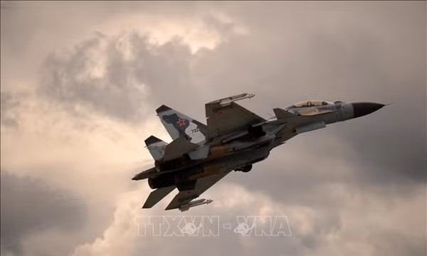 Máy bay chiến đấu Su-30 của Nga bay trình diễn tại một triển lãm ở ngoại ô Moskva. Ảnh tư liệu: AFP/TTXVN (Không được phép chia sẻ và sử dụng bởi bên thứ ba)