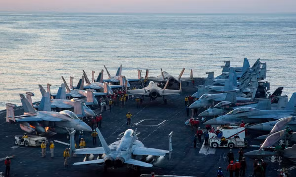 Tàu sân bay USS Abraham Lincoln lớp Nimitz của Mỹ được điều động hỗ trợ chiến dịch tấn công quân sự Iran, ngày 28/2/2026. Ảnh: Hải quân Mỹ/TTXVN