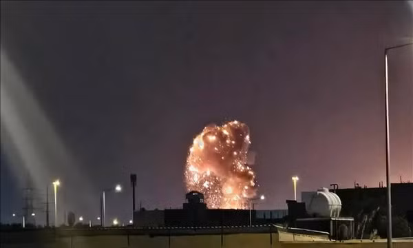 Khói lửa bốc lên sau một vụ nổ tại thủ đô Riyadh, Saudi Arabia. Ảnh: THX/TTXVN