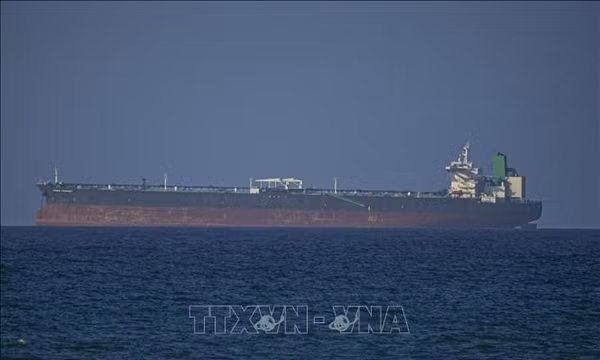 Con tàu di chuyển qua eo biển Hormuz. Ảnh: AA/TTXVN 