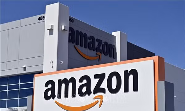 Biểu tượng Tập đoàn thương mại điện tử Amazon của Mỹ. Ảnh: AFP/TTXVN (Ảnh không cho phép bên thứ ba khai thác, chia sẻ lại)