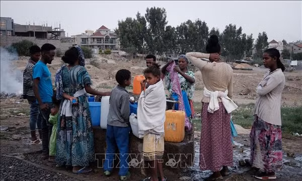 Người dân sơ tán tránh bạo lực tại một trường học ở Mekele, thủ phủ khu vực Tigray, Ethiopia. Ảnh tư liệu: AFP/TTXVN (Không được phép sử dụng, chia sẻ bởi bên thứ ba)