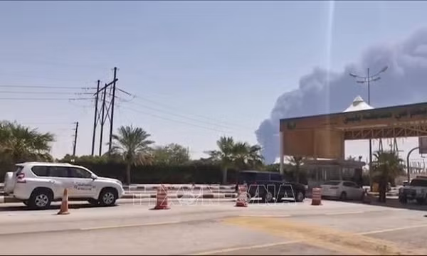 Khói bốc lên từ nhà máy lọc dầu của Aramco ở Abqaiq, Saudi Arabia. Ảnh tư liệu: AFP/ TTXVN (Không được phép chia sẻ và sử dụng bởi bên thứ ba)