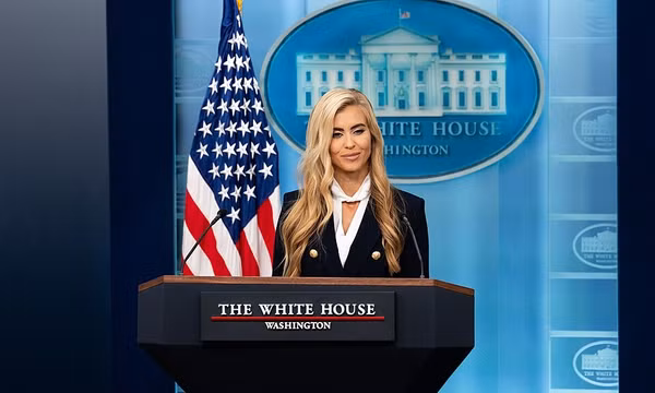 Thư ký báo chí Nhà Trắng Katie Zacharia tổ chức buổi họp báo đầu tiên tại Phòng họp báo James S. Brady của Nhà Trắng, ngày 13/10/2026. Ảnh: Wikimedia Commons