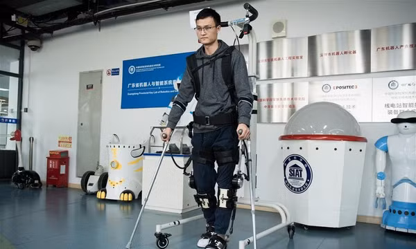 Robot khung xương ngoài do Viện Công nghệ Tiên tiến Thâm Quyến (SIAT) thuộc Viện Hàn lâm Khoa học Trung Quốc sản xuất, được sử dụng để huấn luyện phục hồi chức năng tại bệnh viện và tự chăm sóc cá nhân tại nhà. Robot bao gồm hệ thống truyền động và điều khiển hoàn chỉnh, một cặp nạng thông minh, hệ thống đa cảm biến và cấu trúc khớp hoạt động có thể điều chỉnh. Người bị liệt hoặc người cao tuổi sẽ nhận được hỗ trợ về sức và đi lại khi đeo robot này. Ảnh: Tân Hoa Xã
