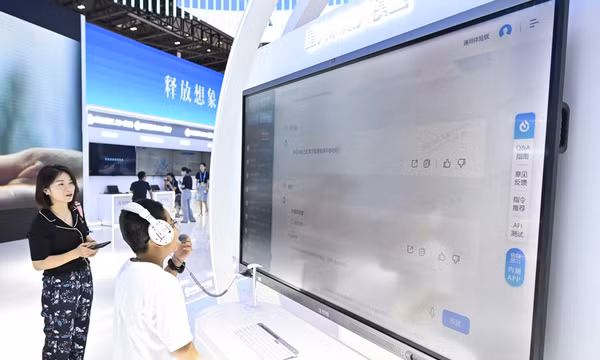 Khách tham quan sử dụng mô hình ngôn ngữ dịch thuật sử dụng AI SparkDesk của iFlytek tại một hội chợ công nghệ. Ảnh: Tân Hoa Xã