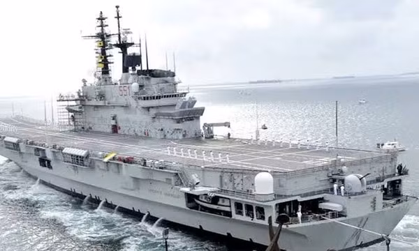 Hình ảnh tàu sân bay ITS Giuseppe Garibaldi đang di chuyển tới cảng Jakarta. Ảnh: ANTARA News