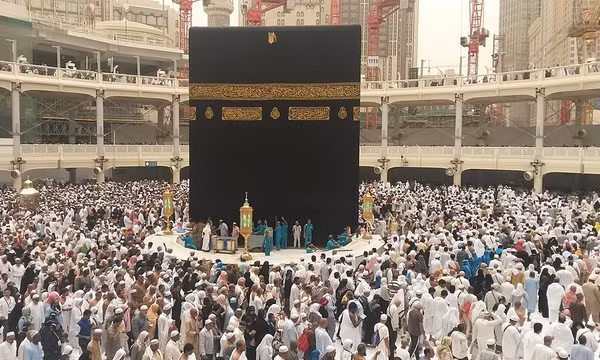 Người Hồi giáo thực hiện lễ cầu nguyện xung quanh Kaaba nằm ở trung tâm thánh đường Al-Masjid Al-Haram tại thành phố Mecca, Saudi Arabia và là thánh địa linh thiêng nhất của đạo Hồi. Ảnh: Wikimedia Commons