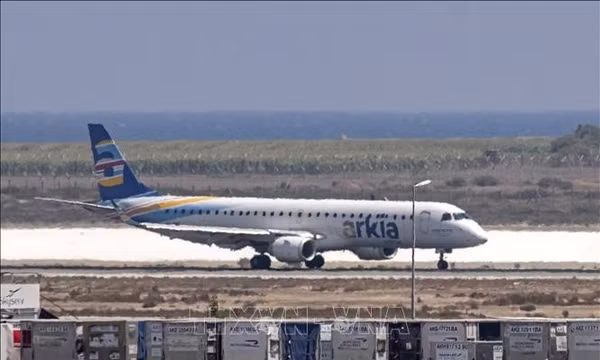 Trong ảnh: Máy bay của hãng hàng không Arkia của Israel. Ảnh: AFP/ TTXVN (Không được phép chia sẻ, sử dụng bởi bên thứ ba)