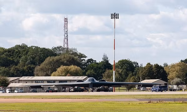 Máy bay ném bom tàng hình tại căn cứ quân sự RAF Fairford. Ảnh: Wikimedia Commons