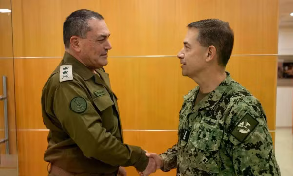 Tư lệnh CENTCOM, Đô đốc Brad Cooper, gặp Tổng Tham mưu trưởng Lực lượng Phòng vệ Israel (IDF), Trung tướng Eyal Zamir, ngày 24/1/2026. Ảnh: IDF