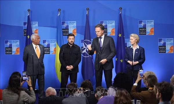 (Từ trái sang) Chủ tịch Hội đồng châu Âu Antonio Costa, Tổng thống Ukraine Volodymyr Zelensky, Tổng thư ký NATO Secretary General Mark Rutte và Chủ tịch Ủy ban châu Âu Ursula von der Leyen trong một cuộc họp báo. Ảnh: THX/TTXVN