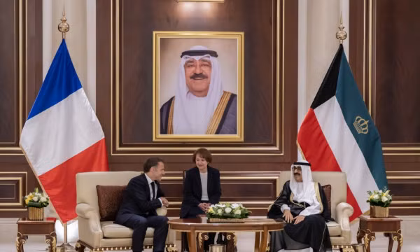 Quốc vương Sheikh Meshal Al-Ahmad Al-Jaber Al-Sabah tiếp đón Tổng thống Pháp Emmanuel Macron. Ảnh: Kuwait Times