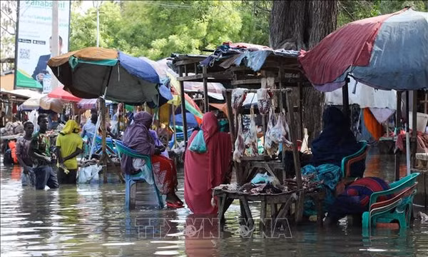 Cảnh ngập lụt sau những trận mưa lớn tại Beledweyne, Somalia. Ảnh tư liệu: AFP/TTXVN (Không được phép chia sẻ và sử dụng bởi bên thứ ba)