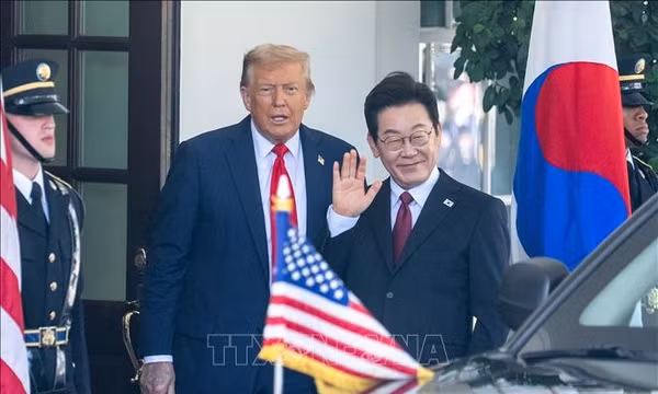 Tổng thống Mỹ Donald Trump (thứ 2, trái) và Tổng thống Hàn Quốc Lee Jae-myung tại cuộc gặp ở Nhà Trắng, Washington, D.C., ngày 25/8/2025. Ảnh: THX/TTXVN