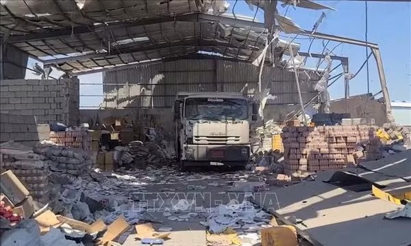 Hiện trường đổ nát sau vụ không kích được cho là do Saudi Arabia tiến hành nhằm vào một khu chợ ở Taiz, Tây Nam Yemen, ngày 27/9/2026. Ảnh: THX/TTXVN