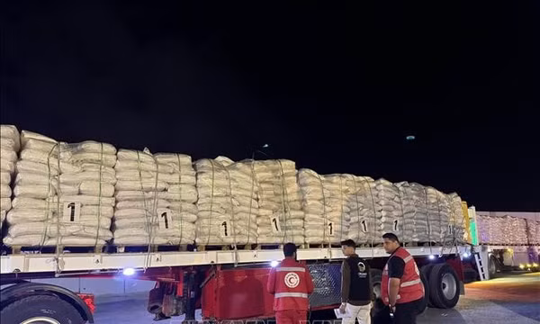 Xe tải chở hàng viện trợ di chuyển từ phía Ai Cập qua cửa khẩu Rafah vào Dải Gaza năm 2025. Ảnh: THX/TTXVN
