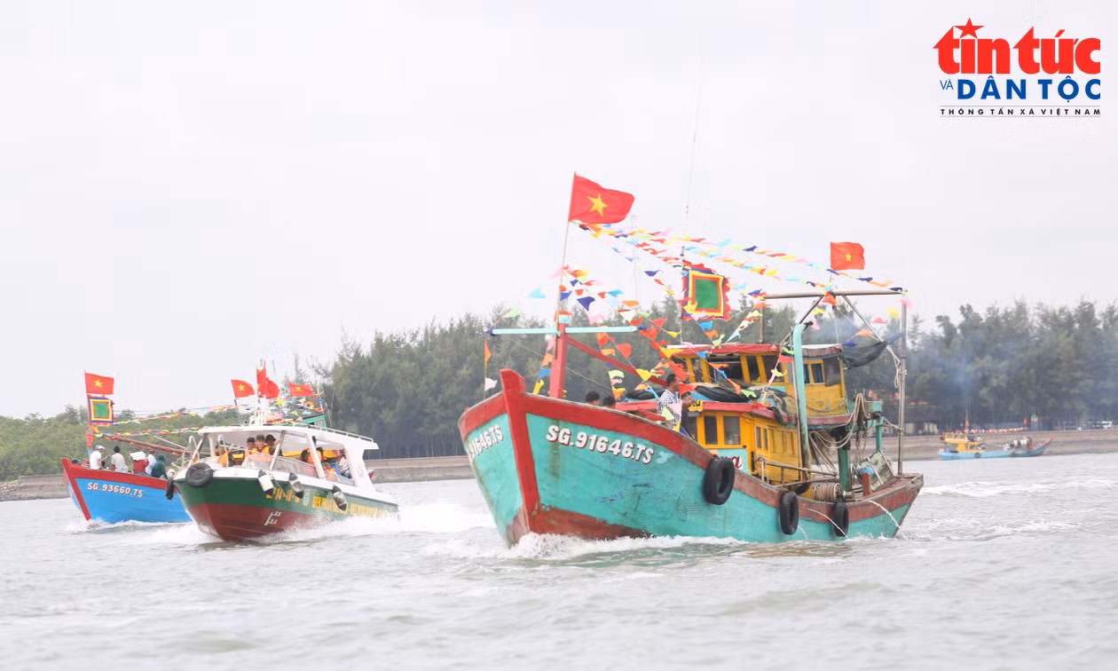 Hơn 100 tàu ghe cùng ngư dân Cần Giờ ra biển làm lễ Nghinh Ông