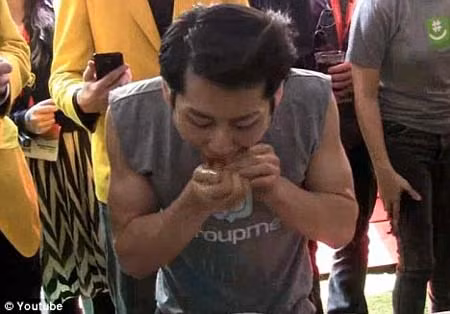 1 phút "chén" 13 chiếc bánh sandwich ảnh 1