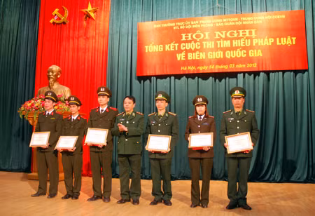 Trao giải Cuộc thi “Tìm hiểu pháp luật về biên giới quốc gia” ảnh 1