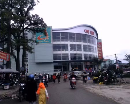 Trung tâm thương mại đìu hiu, chợ cóc tấp nập ảnh 1