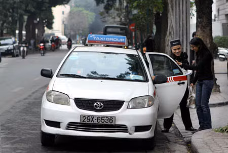 Các hãng taxi đồng loạt tăng giá cước ảnh 1