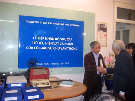Tiếp nhận hiện vật của cố GS Chu Văn Tường ảnh 1