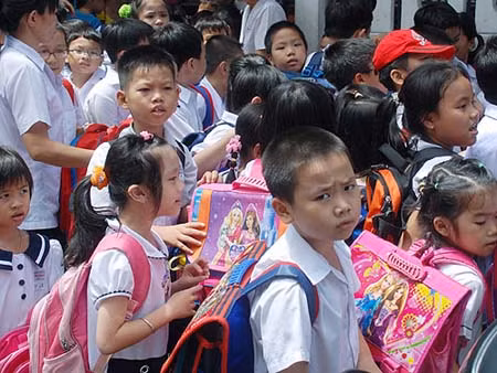 Cặp sách nặng, nguy cơ đau lưng ở học sinh ảnh 1