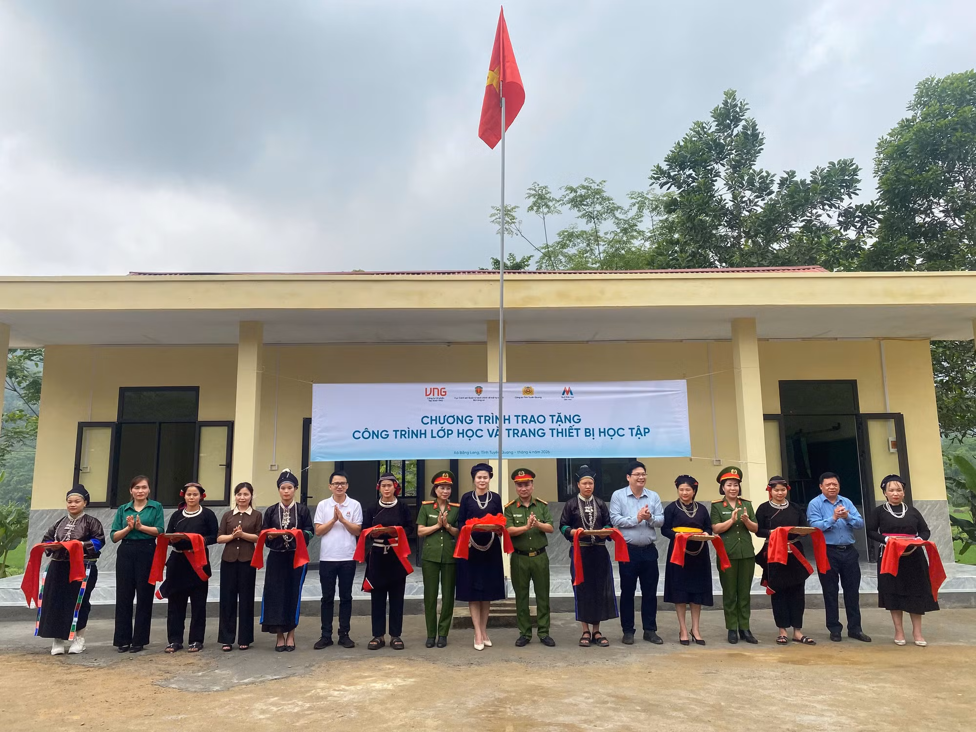 le-ban-giao-cong-trinh-diem-truong-tai-xa-thon-khun-bang-lang.jpg