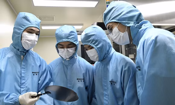 Học sinh tại Trường Trung học Bán dẫn Chungbuk, Hàn Quốc. Ảnh: Kyodo
