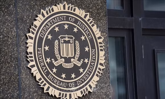 Logo của Cục Điều tra liên bang Mỹ (FBI) tại trụ sở ở Washington, D.C. Ảnh: THX/TTXVN