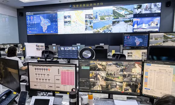Một trung tâm điều hành tại Seoul nơi nhân viên theo dõi hình ảnh từ các camera an ninh theo thời gian thực. Ảnh: Kyodo