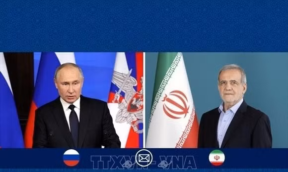 Tổng thống Nga Vladimir Putin (trái) và Tổng thống Iran Masoud Pezeshkian. Ảnh: IRNA/TTXVN