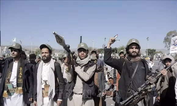 Lực lượng ủng hộ các tay súng Houthi tại thủ đô Sanaa, Yemen ngày 10/10/2025. Ảnh: THX/TTXVN