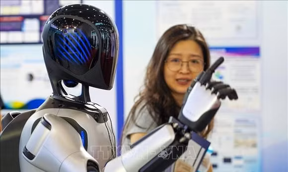 Robot tương tác với khách tham quan tại Triển lãm Xuất bản Kỹ thuật số Quốc tế ở Sơn Đông, Trung Quốc, ngày 27/8/2026. Ảnh: THX/TTXVN phát