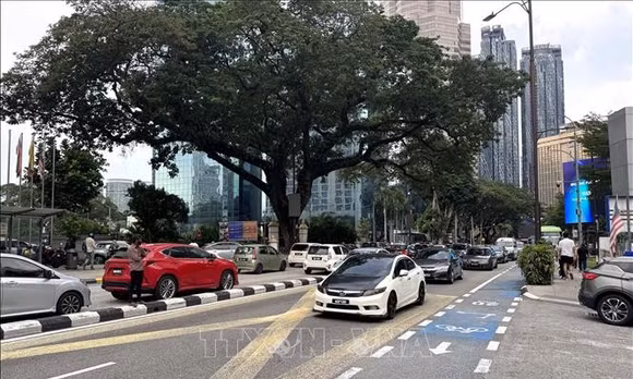 Giao thông trên một tuyến đường trung tâm Kuala Lumpur. Ảnh: Viên Luyến – PV TTTXVN tại Malaysia