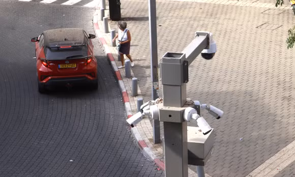 Camera giám sát giao thông được lắp đặt trên các tuyến phố ở Tel Aviv.