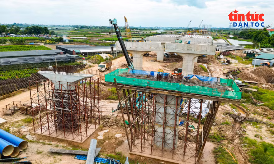 Nhộn nhịp công trường cầu Ngọc Hồi trước mục tiêu APEC 2027