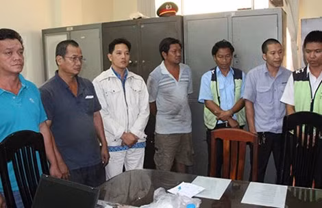 Bắt quả tang nhân viên hàng không trộm xăng đặc chủng ảnh 1