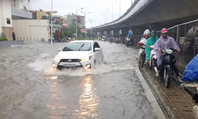 Hình ảnh Hà Nội khi bão số 3 quét qua ảnh 8